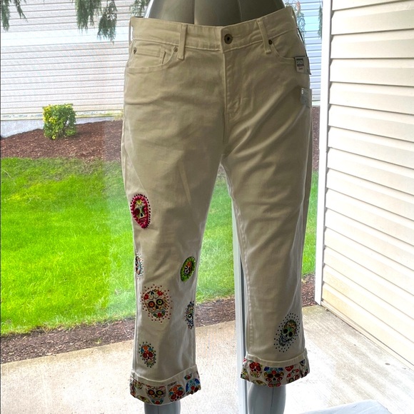 Women’s NWT HAND CRAFTED UPCYCLED White DENIZEN LEVI’S Embroidered Jeans SZ 16 - Picture 2 of 14
